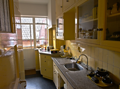 827984 Interieur van het pand Biltstraat 62-68 ( Flatgebouw Biltstraat ) te Utrecht: deels originele keuken in een van ...